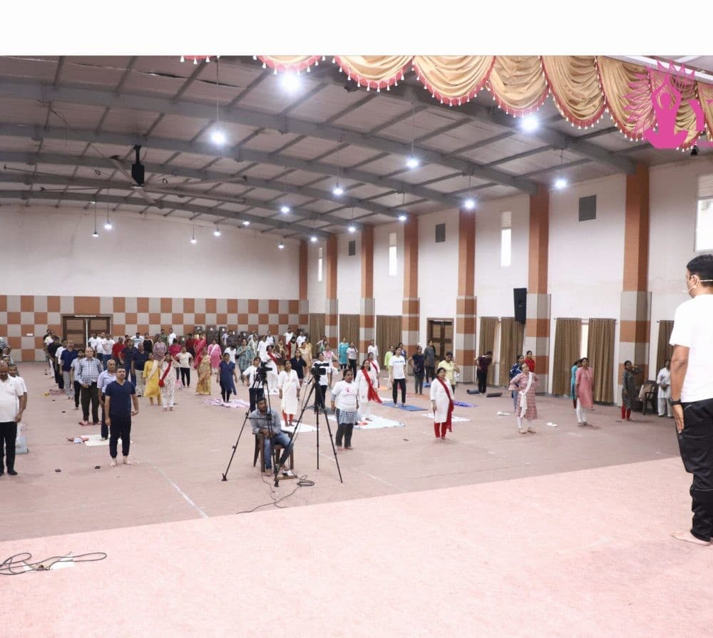 A large community yoga event led by Manish Jain